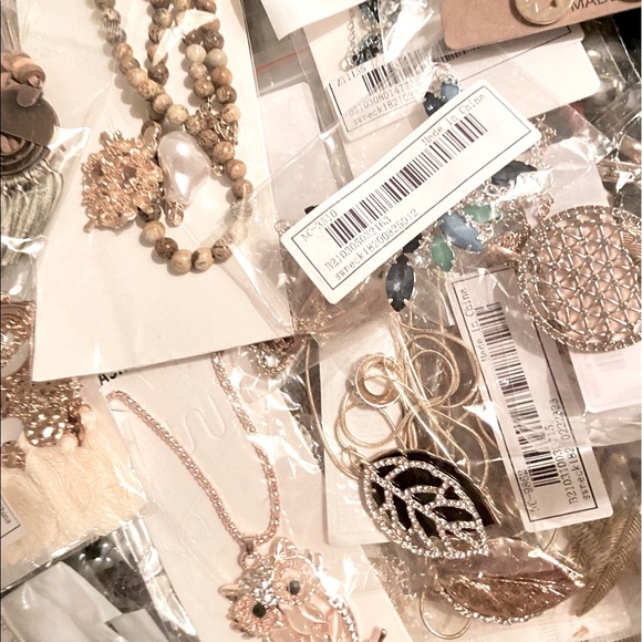 🌾MYSTERY SURPRISE 6 FOR $38 JEWELRY BUNDLE - Picture 10 of 16